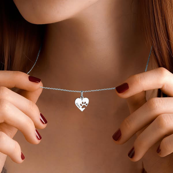 Collar personalizado con huella en corazón, vista completa