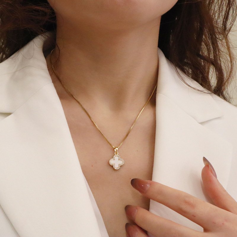 Collar de trébol de cuatro hojas