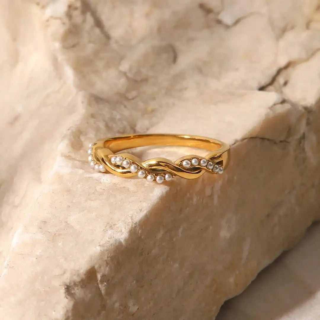 Anillo Apilable Dorado con Perla Trenzada