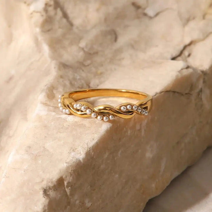 Anillo Apilable Dorado con Perla Trenzada
