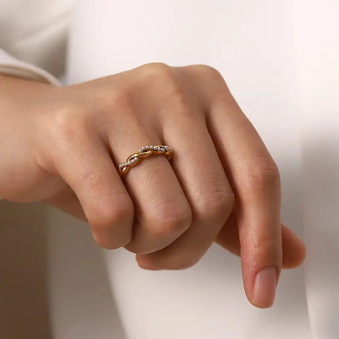 Anillo Apilable Dorado con Perla Trenzada