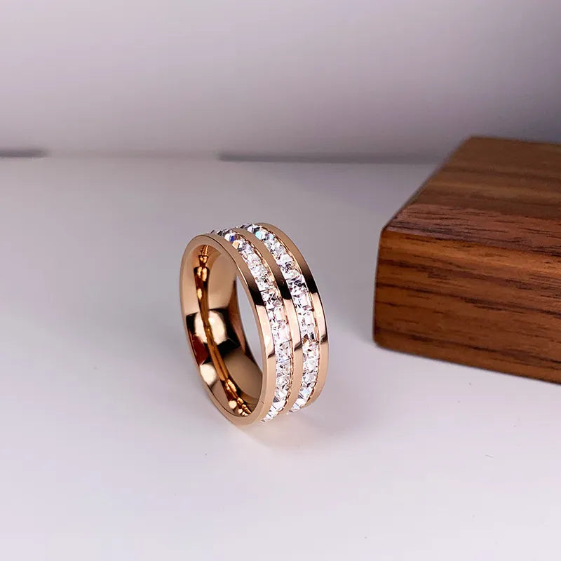 Elegante Anillo con Doble Incrustación