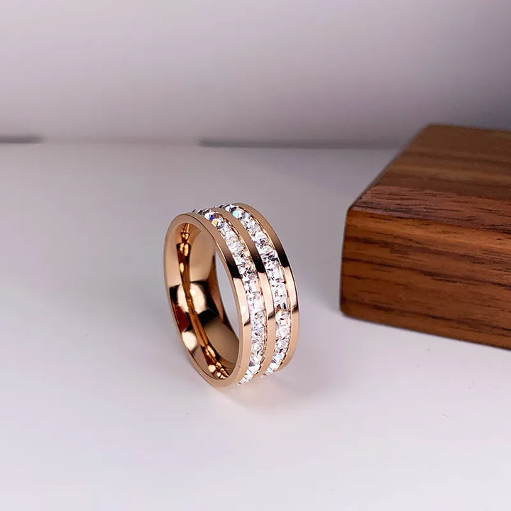 Elegante Anillo con Doble Incrustación