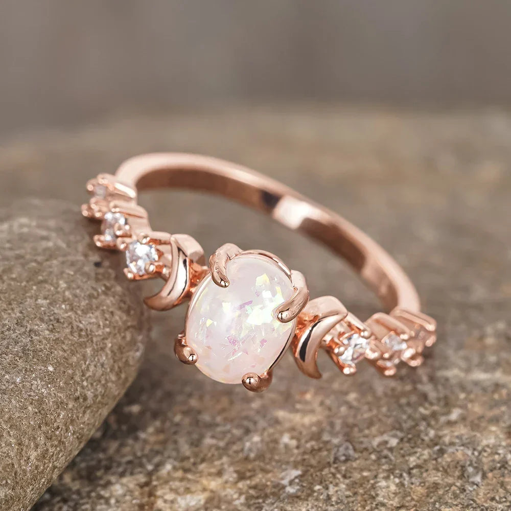 Anillo Ópalo Lunar con Destellos