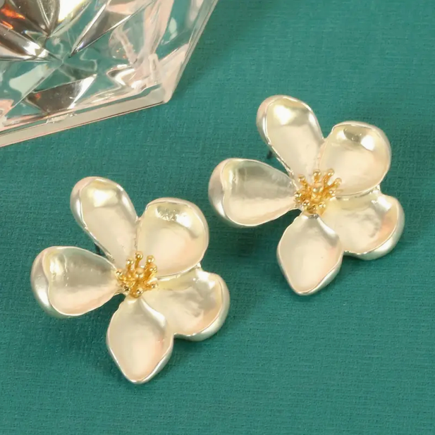 Pendiente de flor de Oro