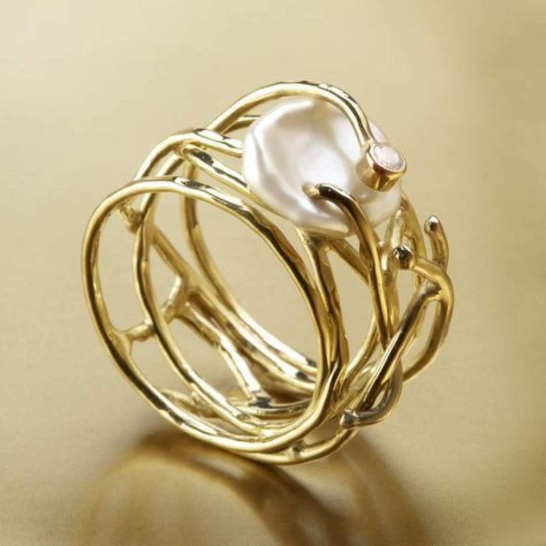 Anillo Dorado Fino con Perla