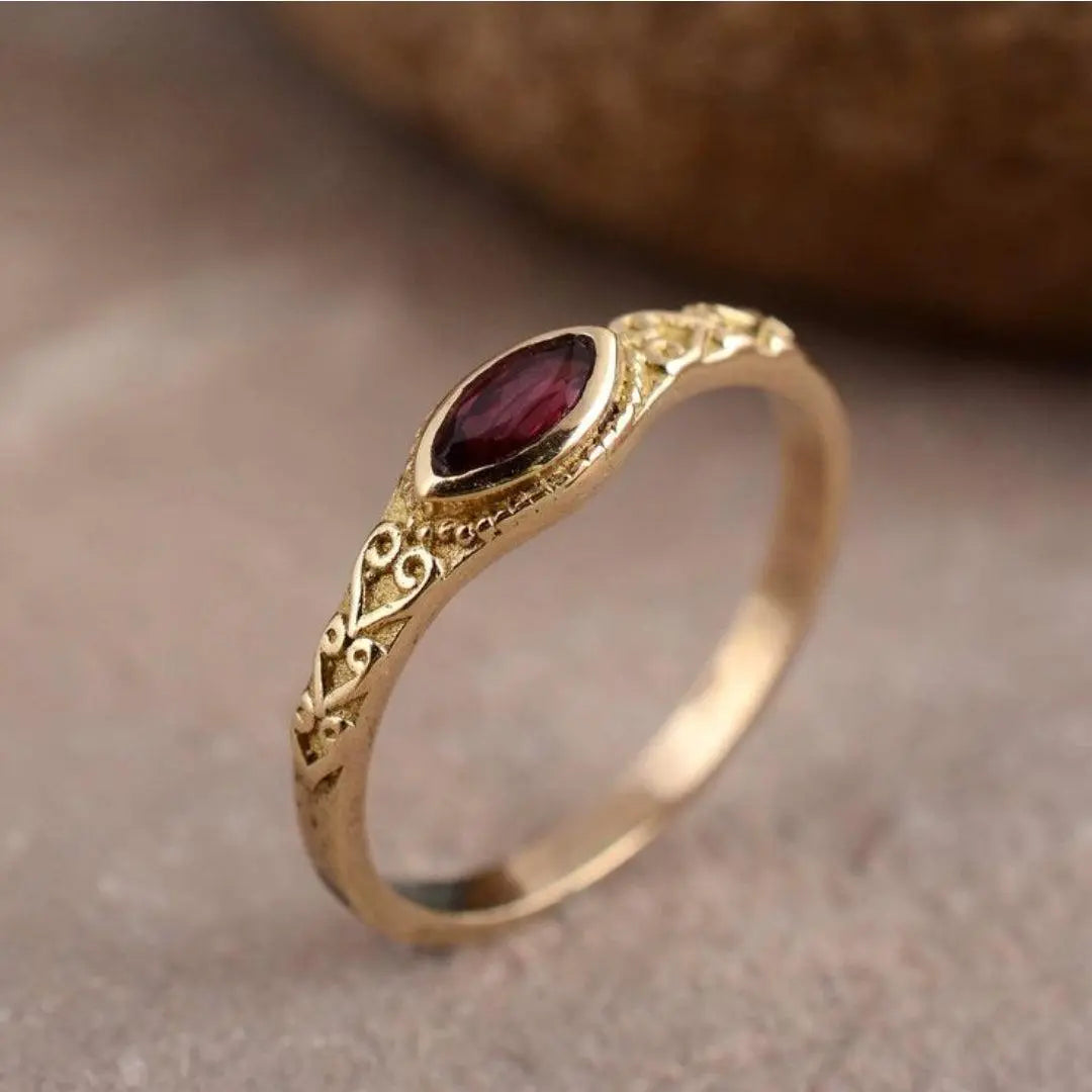 Anillo Dorado con Cristal Rojo