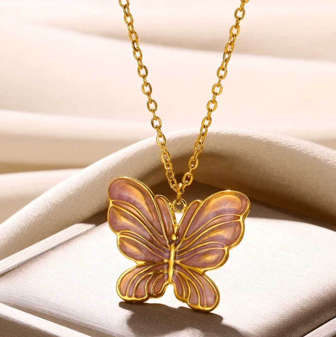 Collar mariposa esmaltada en rosa