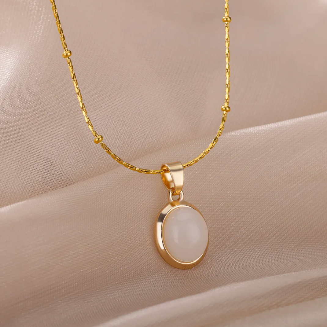 Collar de cuarzo blancodorado