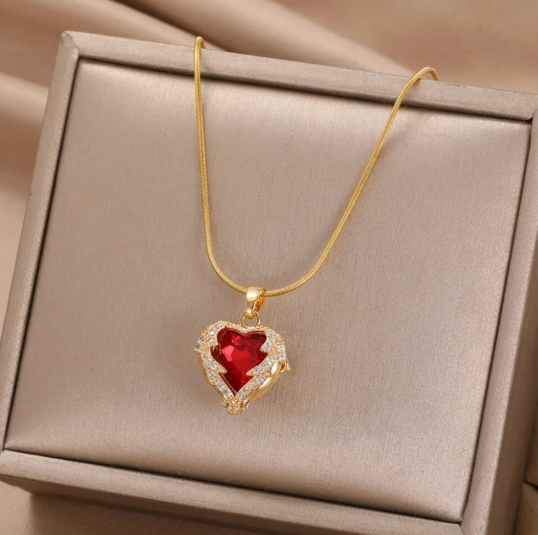 Collar de Oro con corazón rojo