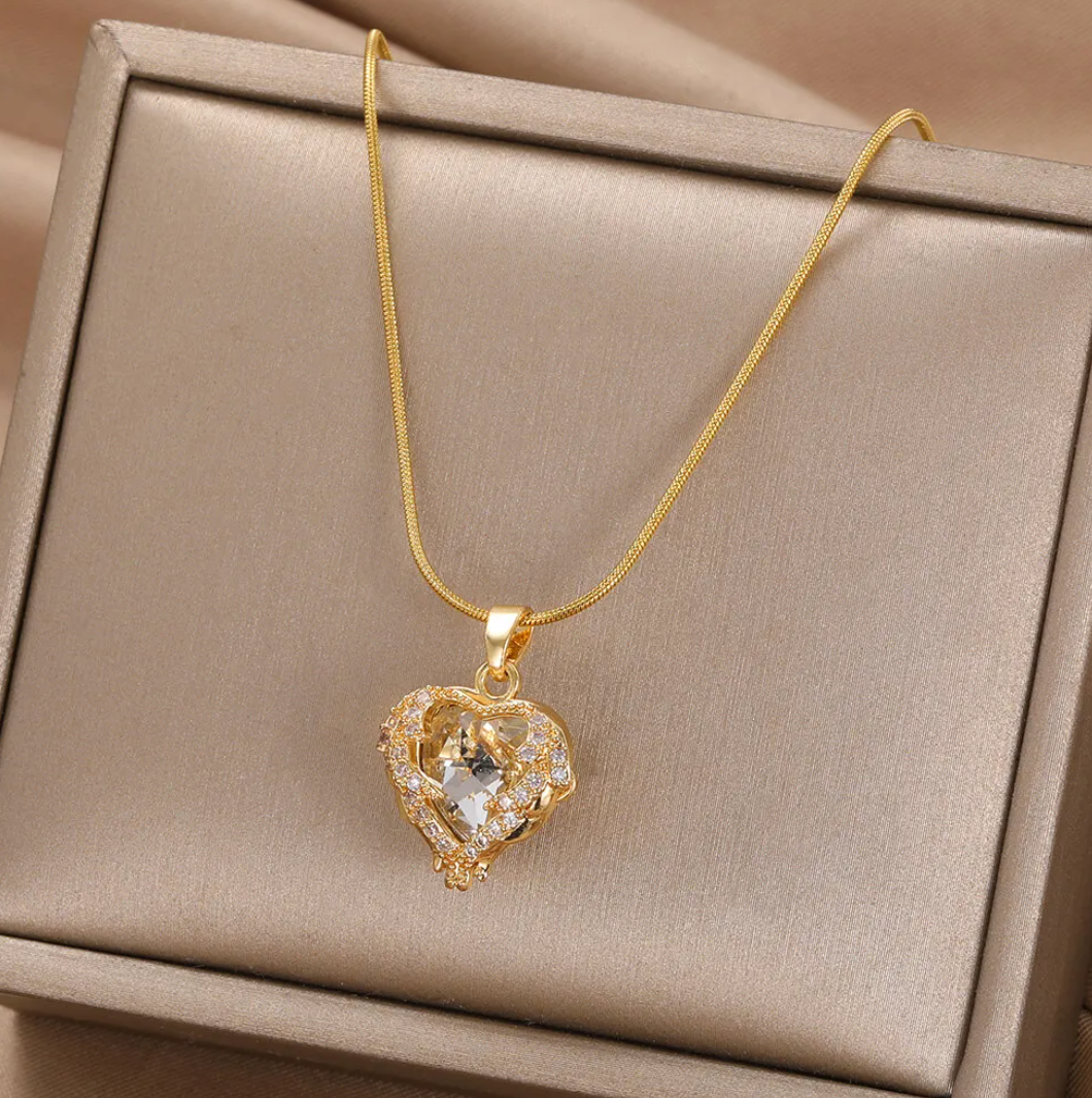 Collar de Oro con corazón blanco