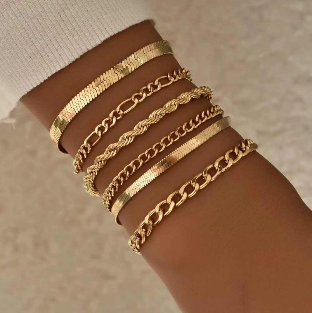 Set de Pulseras Doradas Variadas
