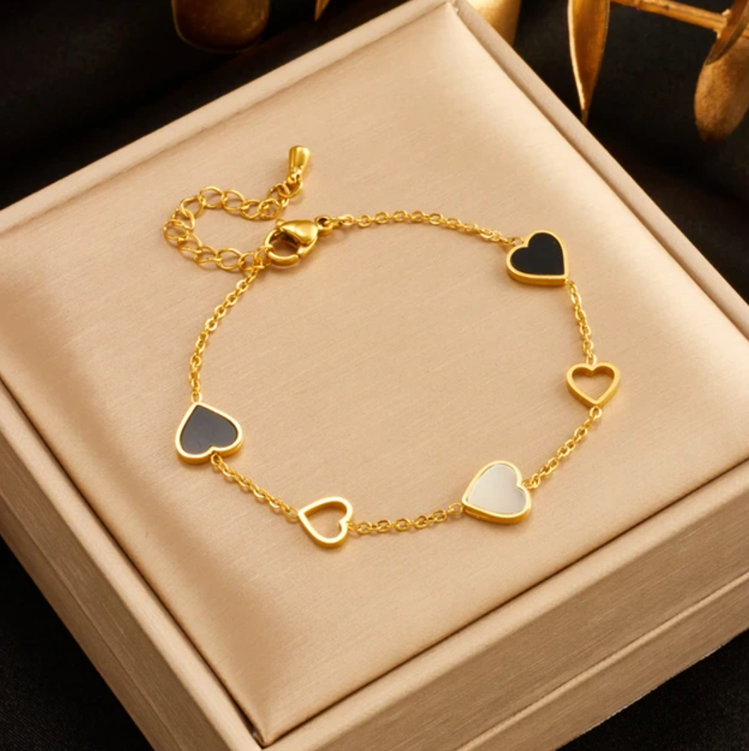 Pulsera de Oro con corazones negros
