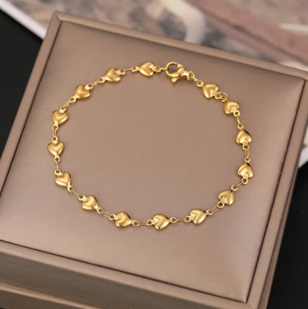Pulsera de Oro con pequeños corazones