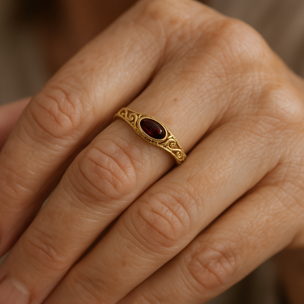 Anillo Dorado con Cristal Rojo