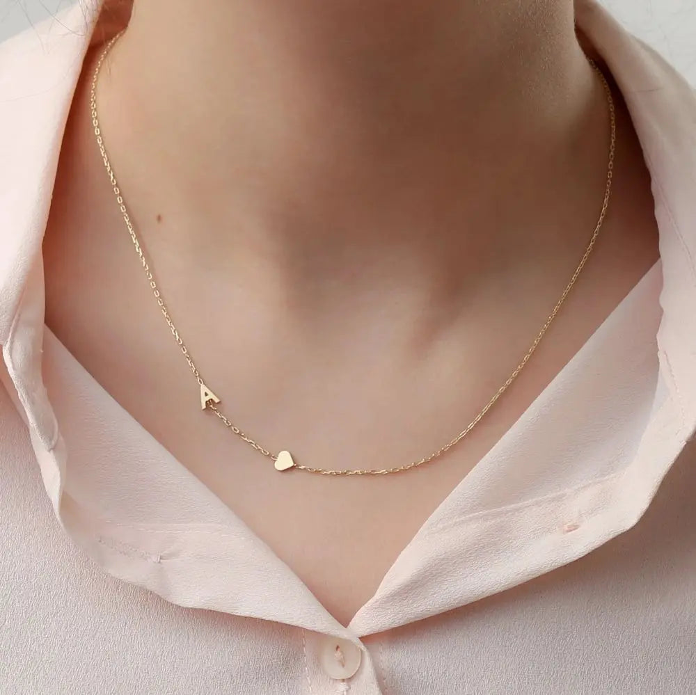 Collar personalizado con inicial lateral