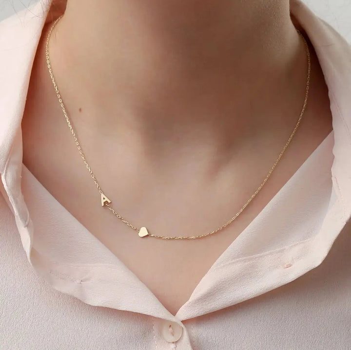 Collar personalizado con inicial lateral