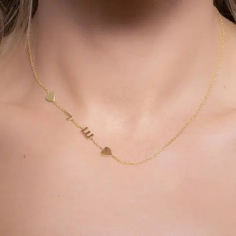 Collar de inicial lateral con flores