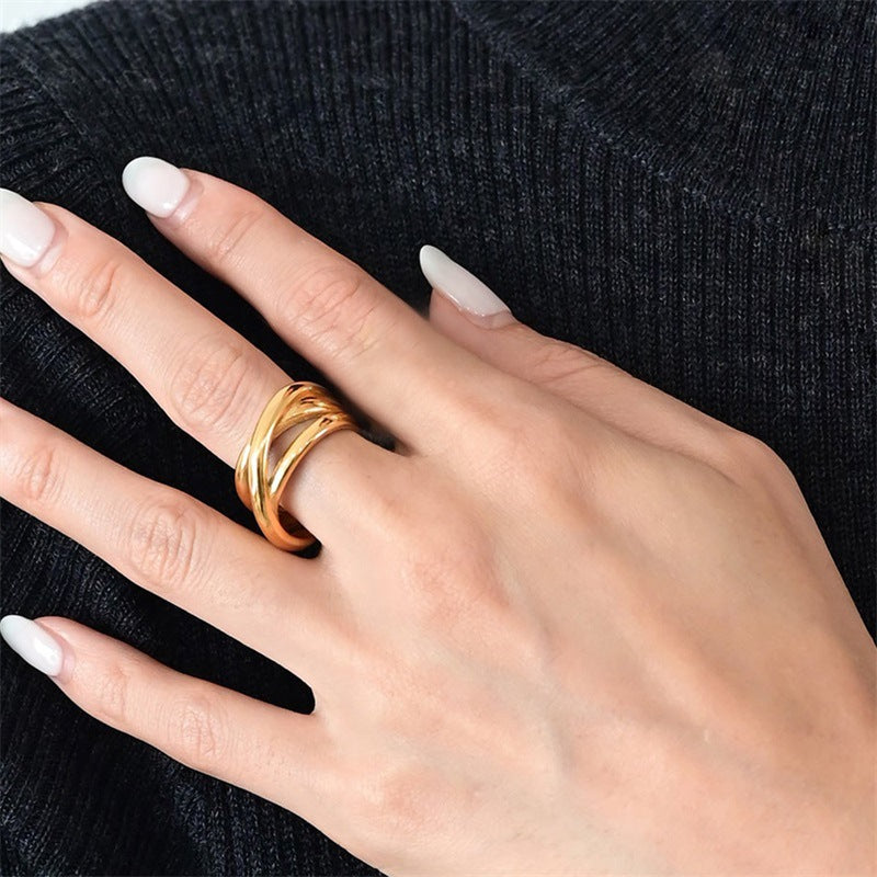 Anillo de capas delicadas con diseño