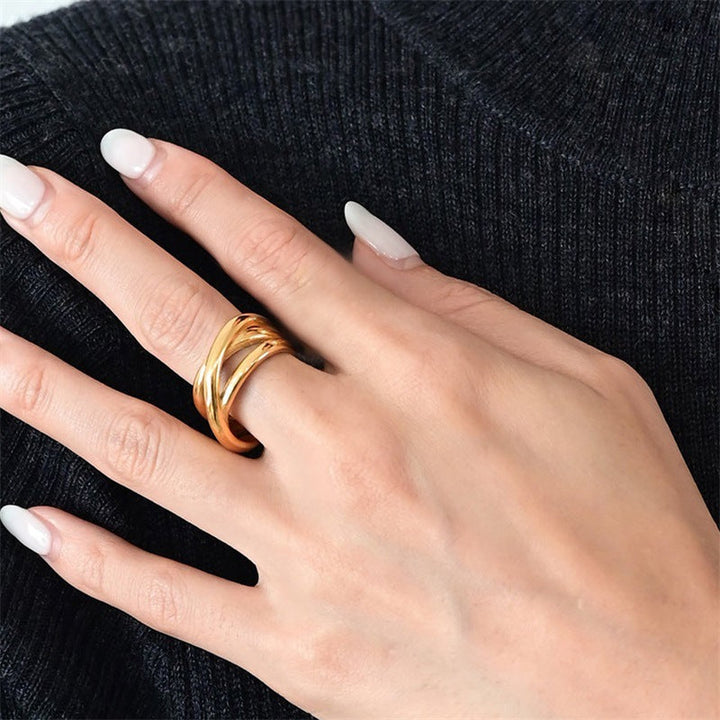 Anillo de capas delicadas con diseño