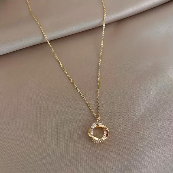 Collar Elegante de Oro con Dije