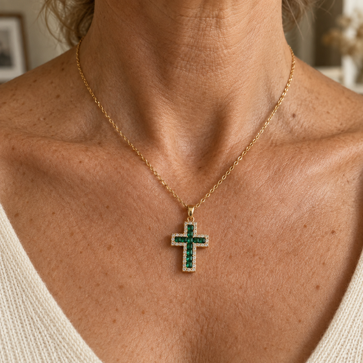 Collar Cruz de Esmeralda en Oro