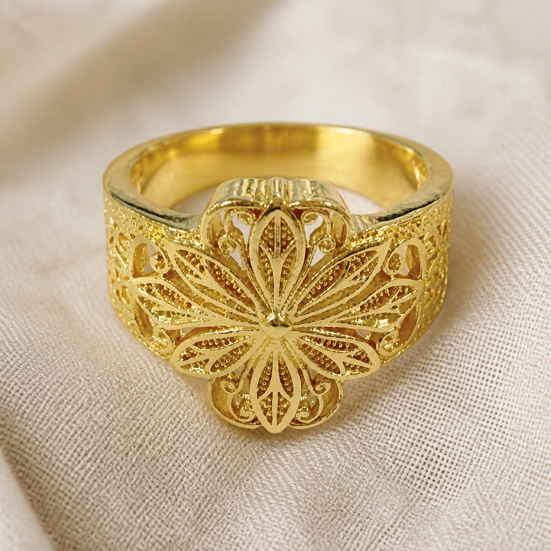 Anillo Llamativo con Flor de Oro