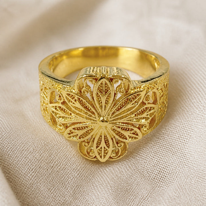 Anillo Llamativo con Flor de Oro