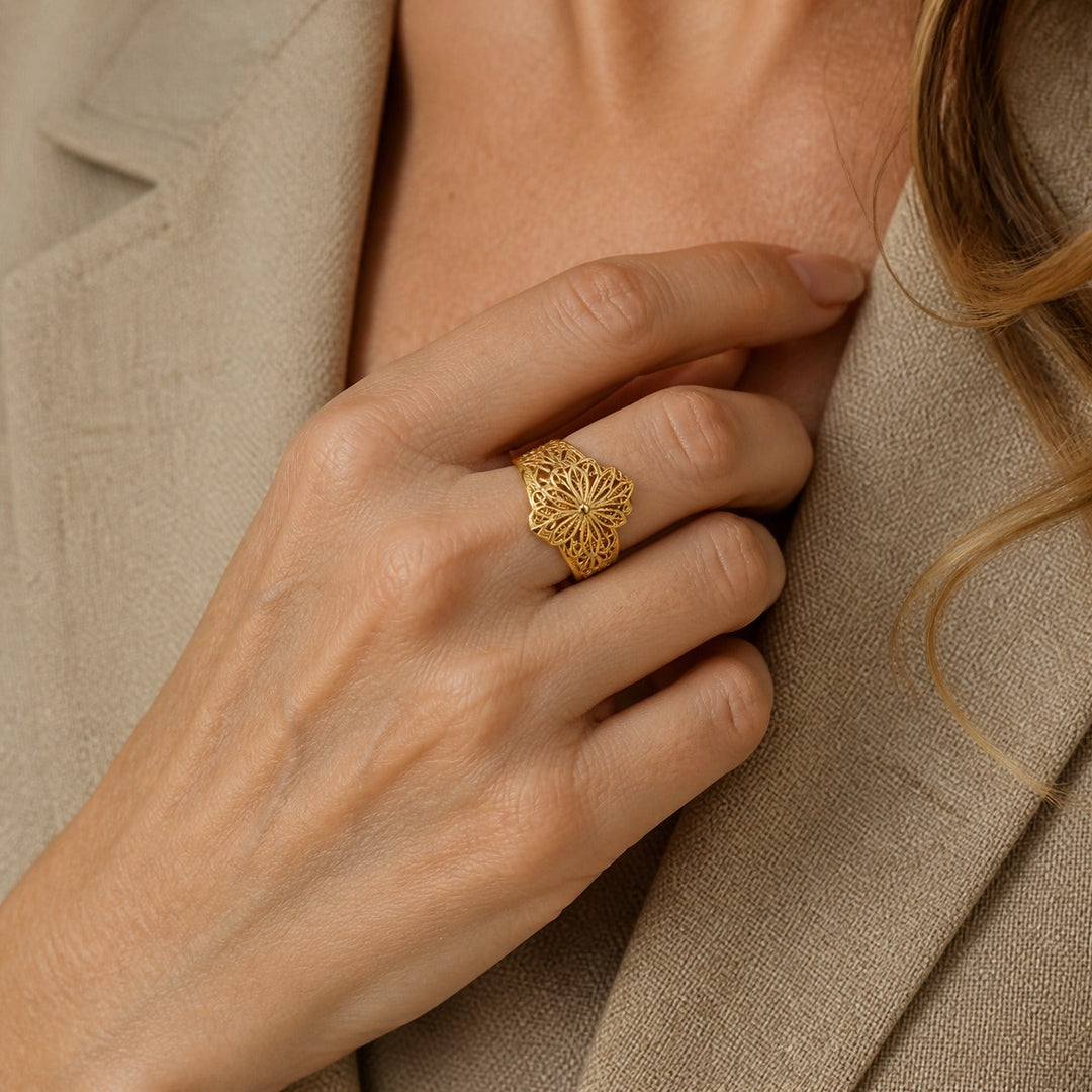 Anillo Llamativo con Flor de Oro