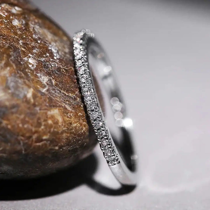 Anillo Minimalista con Circonitas Elyse