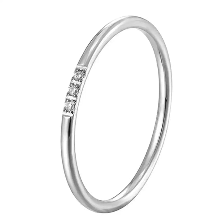 Anillo Apilable Delicado Tres Piedras
