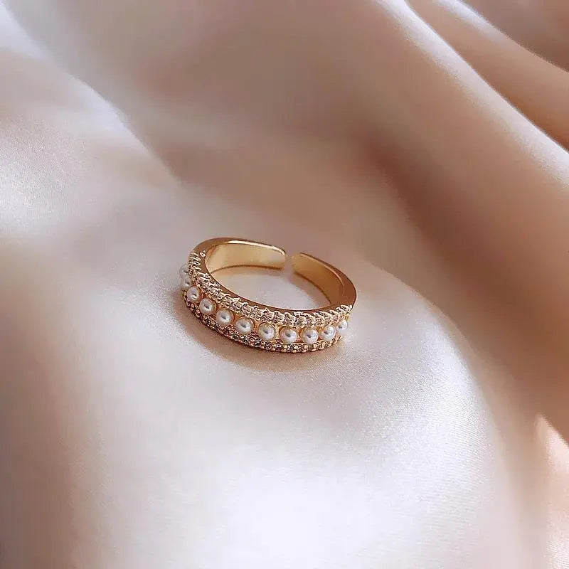 Anillo Dorado con Perlas Pequeñas