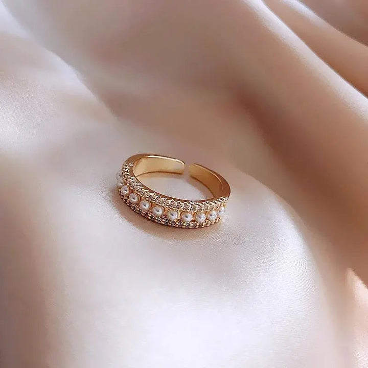 Anillo Dorado con Perlas Pequeñas