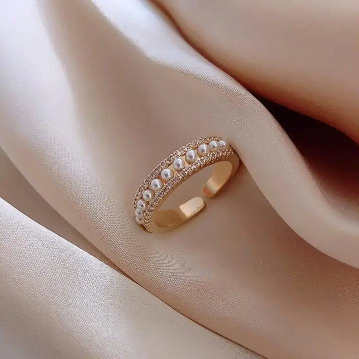 Anillo Dorado con Perlas Pequeñas
