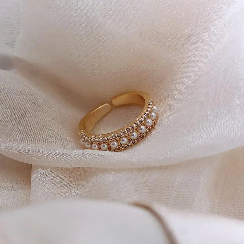 Anillo Dorado con Perlas Pequeñas