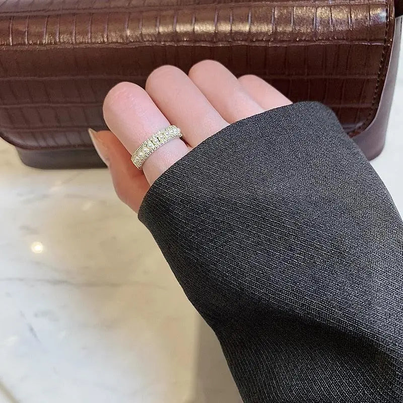 Anillo Dorado con Perlas Pequeñas