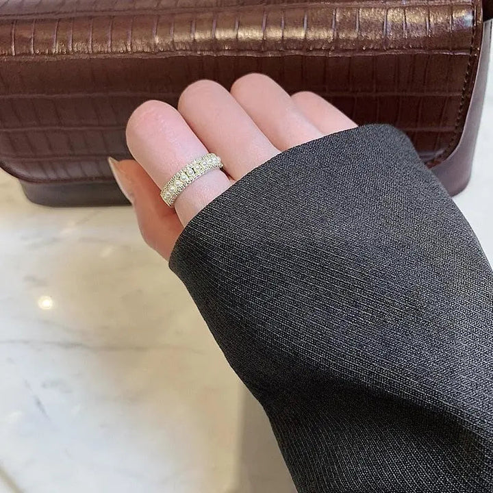 Anillo Dorado con Perlas Pequeñas