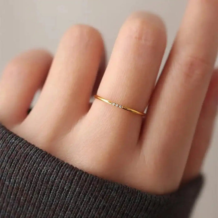 Anillo Apilable Delicado Tres Piedras