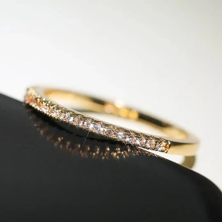 Anillo Minimalista con Circonitas Elyse