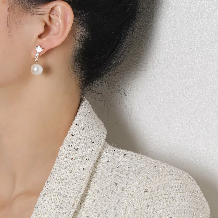 Pendientes Perla con Detalle Dorado