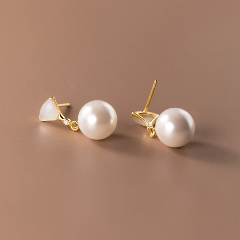 Pendientes Perla con Detalle Dorado