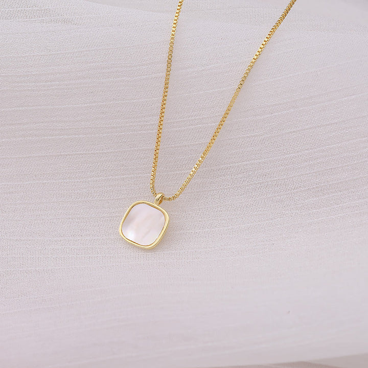 Collar de perlas con cadena