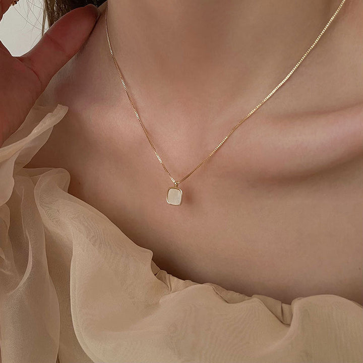Collar de perlas con cadena