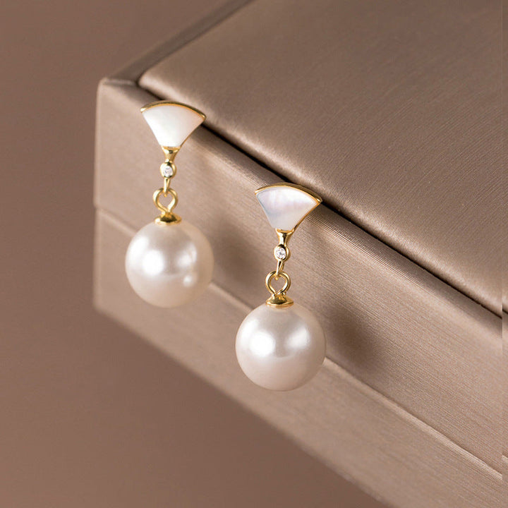 Pendientes Perla con Detalle Dorado