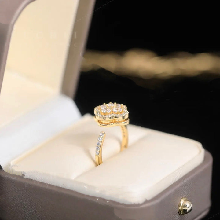 Anillo giratorio de trébol con circonitas
