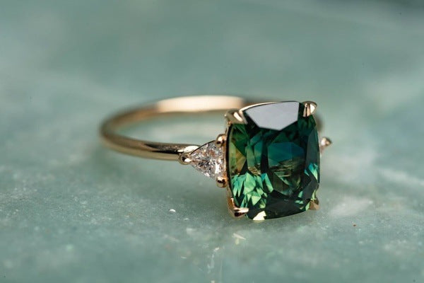 Anillo de piedra verde con inspiración