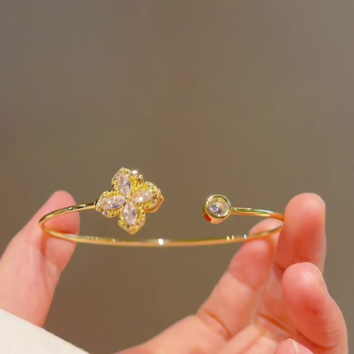 Pulsera giratoria de pétalos brillantes