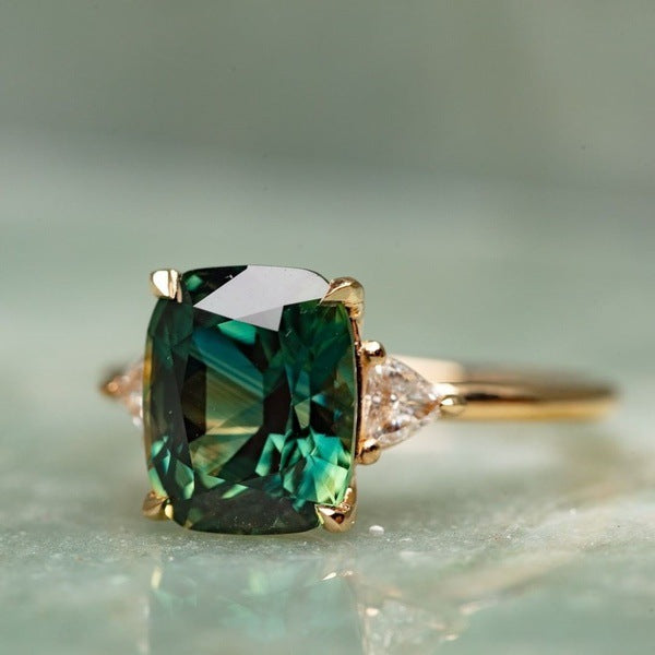 Anillo de piedra verde con inspiración