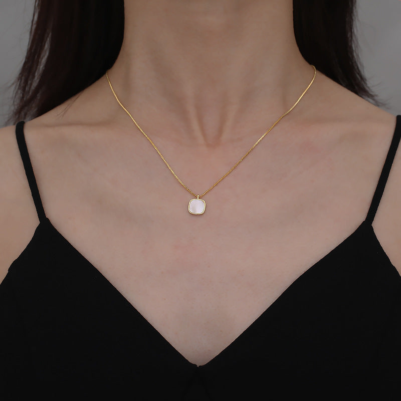 Collar de perlas con cadena