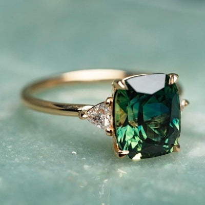 Anillo de piedra verde con inspiración